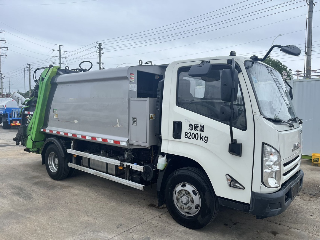 二手國六中聯6方壓縮垃圾車 2??年份：2021年5月 3??發動機：江鈴152馬力，國六 4??底盤配置：江鈴凱運底盤，3360軸距，750鋼絲胎，五檔變速箱