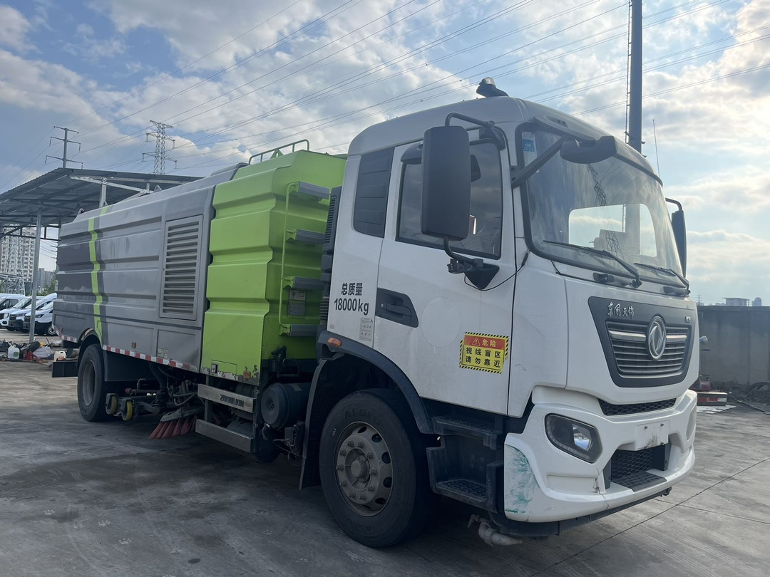 二手中聯16方洗掃車 2??年份：2021年5月 3??發動機：康機230馬力，國六 3??底盤配置：東風天錦底盤，六檔變速箱，5300軸距，275真空胎 4?