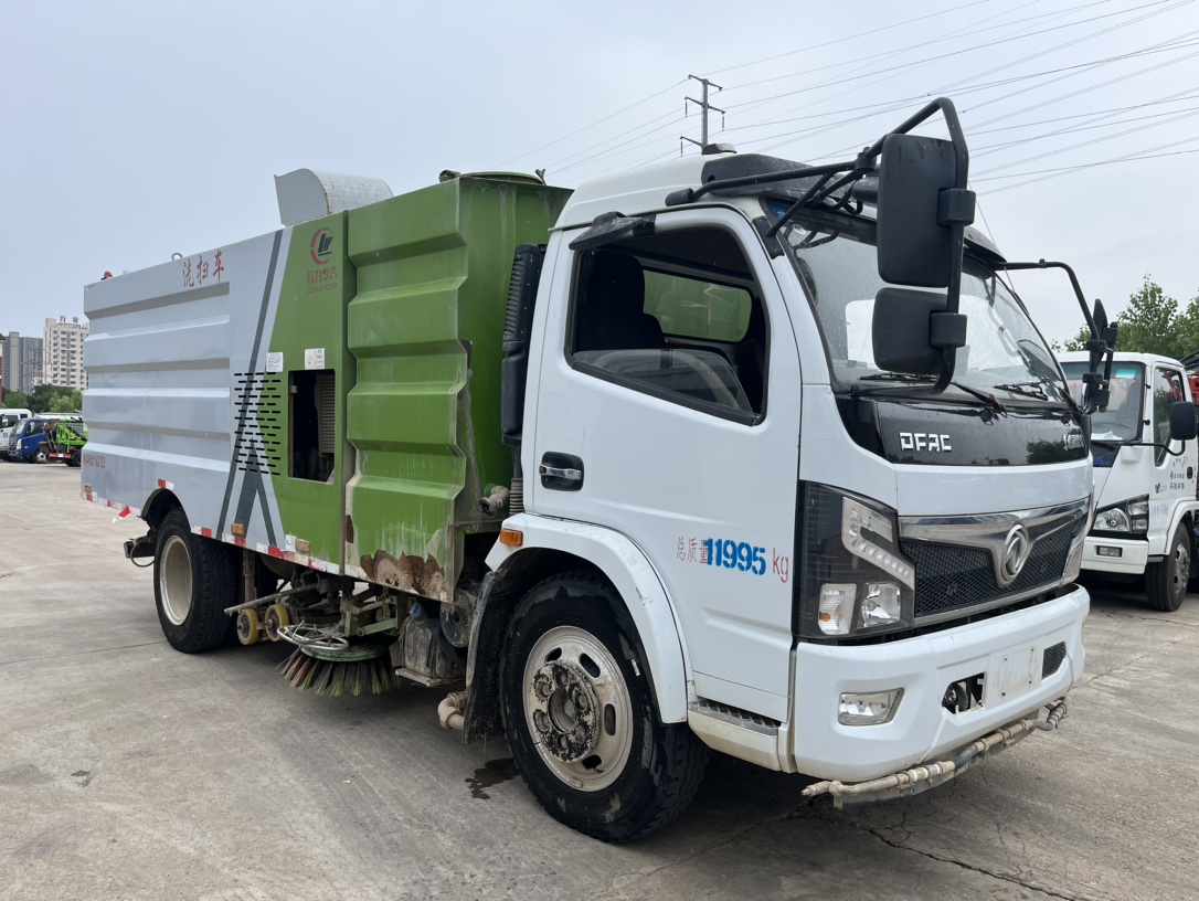 二手國六8方洗掃 2??年份：2021年4月 3??發動機：云內150馬力，國六 4??底盤配置：東風福瑞卡底盤，3800軸距，825鋼絲胎，六檔變速箱。 5?